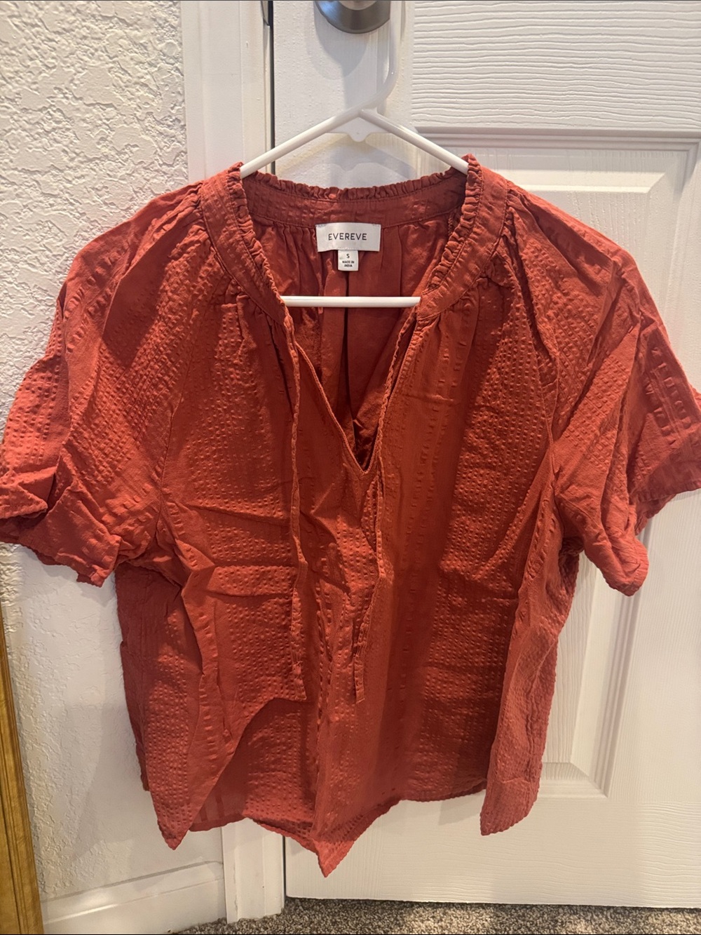 Evereve Women's Rust Textured V-Neck Short Sleeve Top